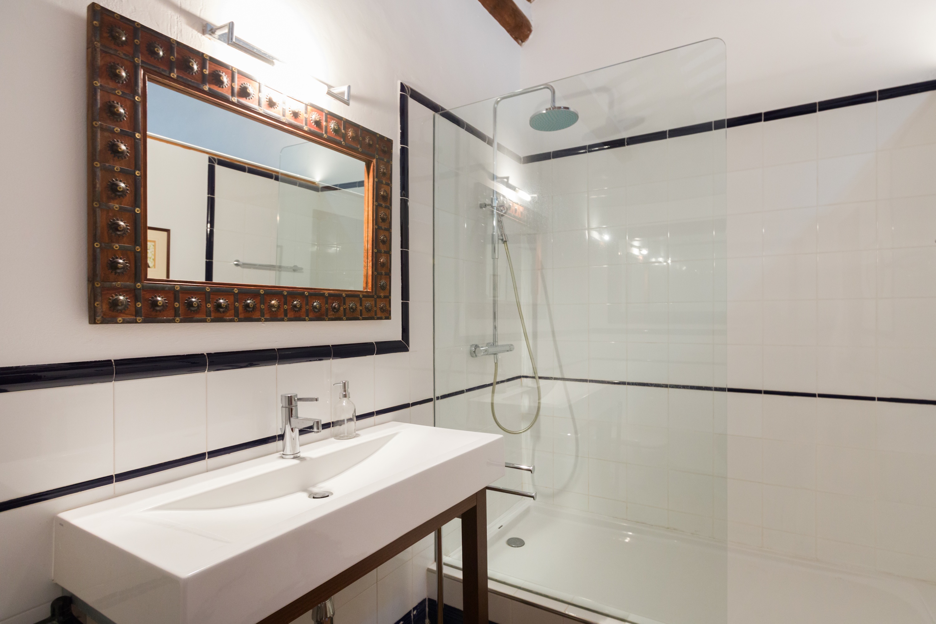 Barcelona villa rent Garraf bathroom 2