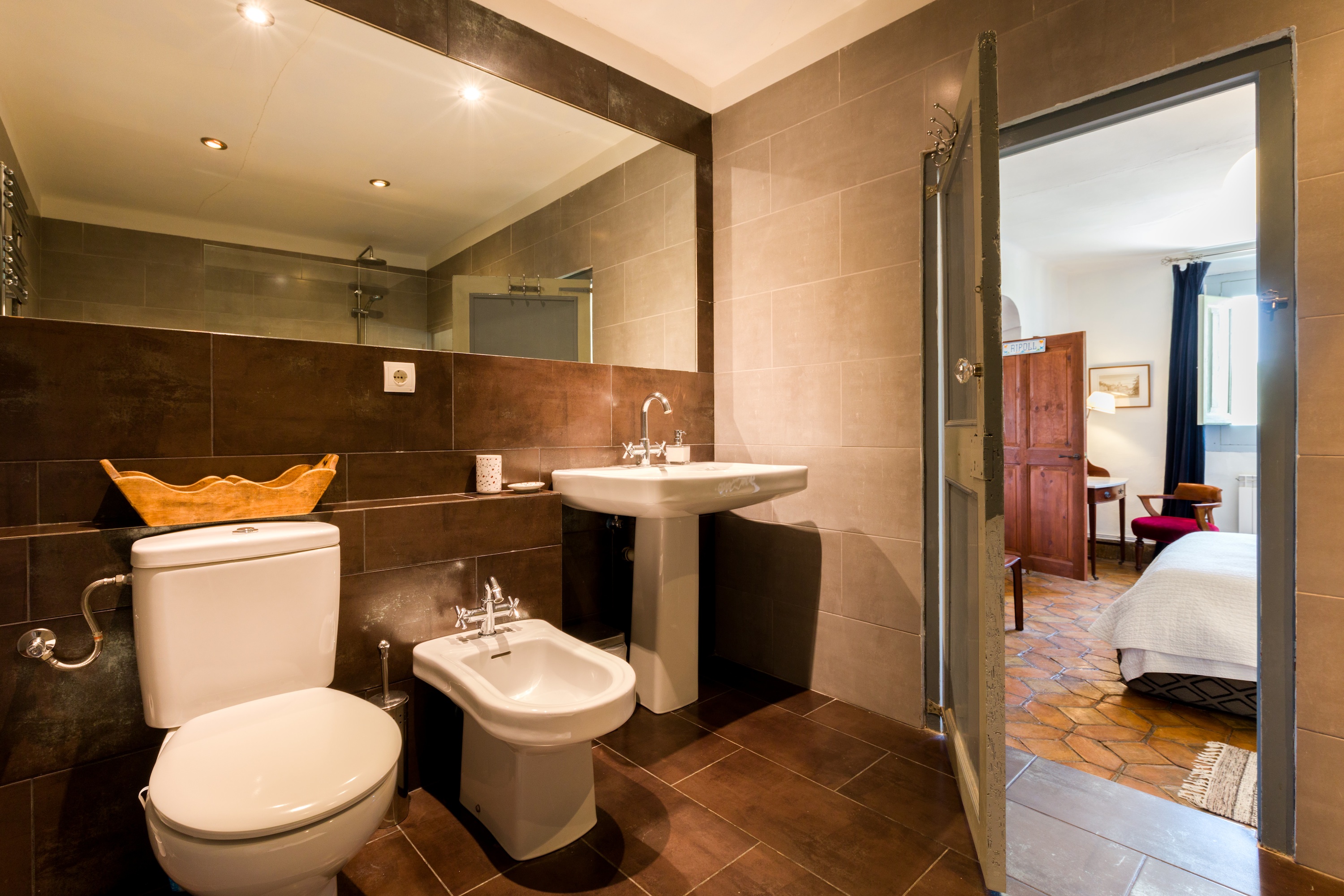 Barcelona Villa Rent Ripoll Bathroom 1